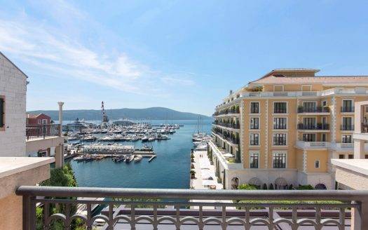 Penthouse with pool in Porto Montenegro